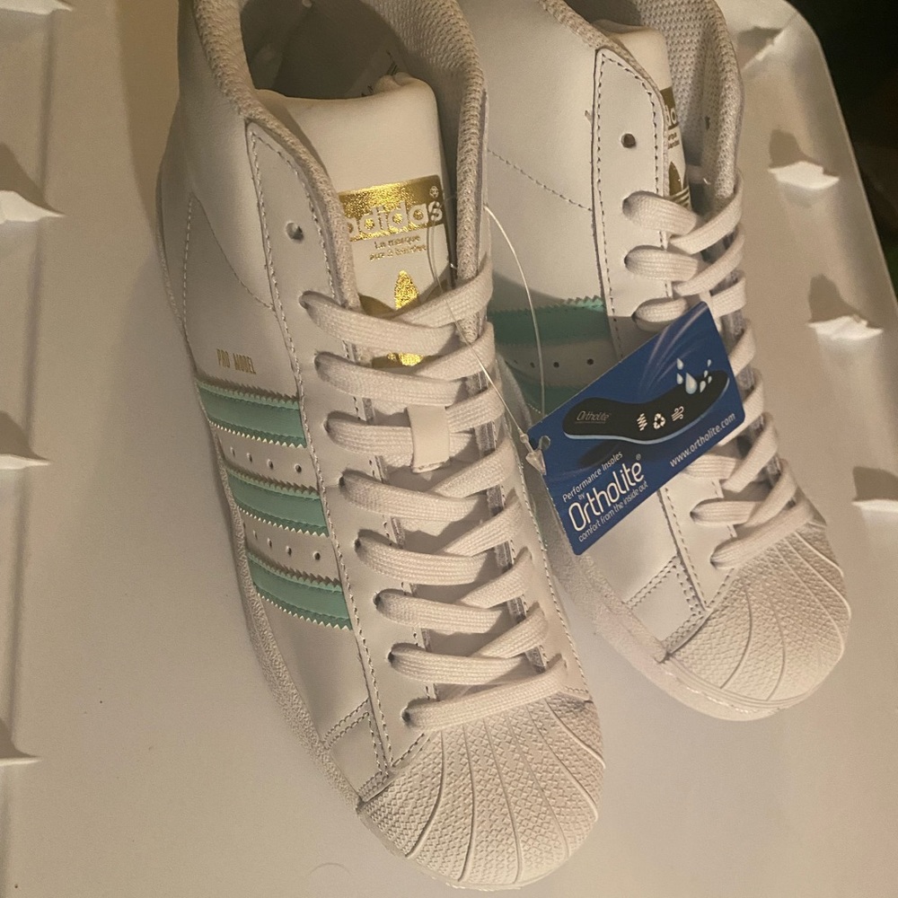 Adidas sneakers she’ll top
